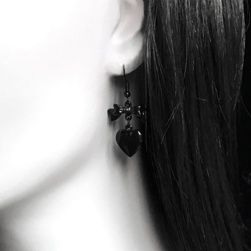 Gorgeous Heart-Shaped Black Dangle Earrings - Perfect Goth-Style Gift for Women & Girls!