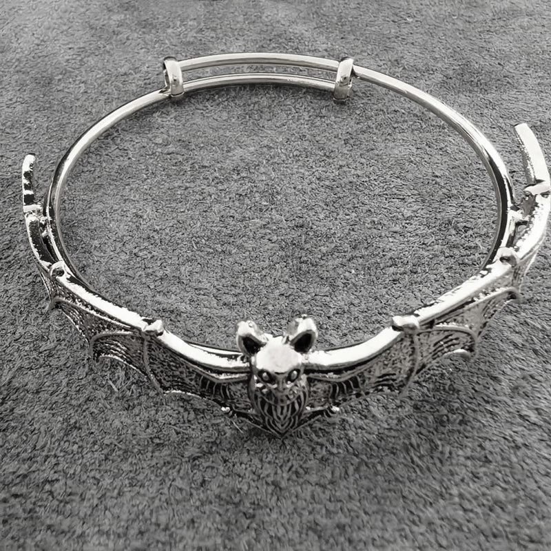 Punk-Inspired Bat Bracelet: A Fashionable Halloween Gift for Men and Women!