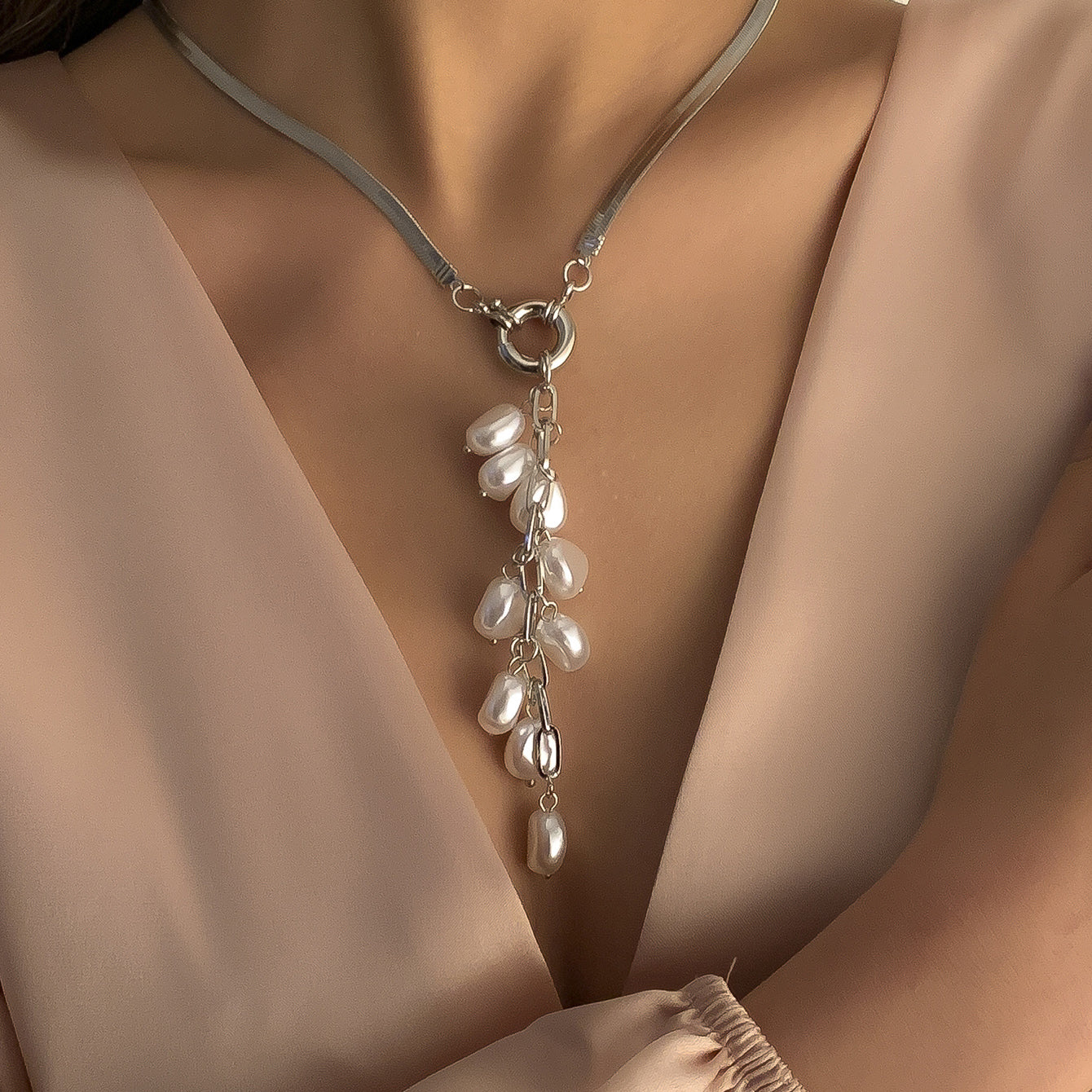 Gorgeous Faux Pearl Pendant Necklace - Add a Touch of Elegance to Your Look!