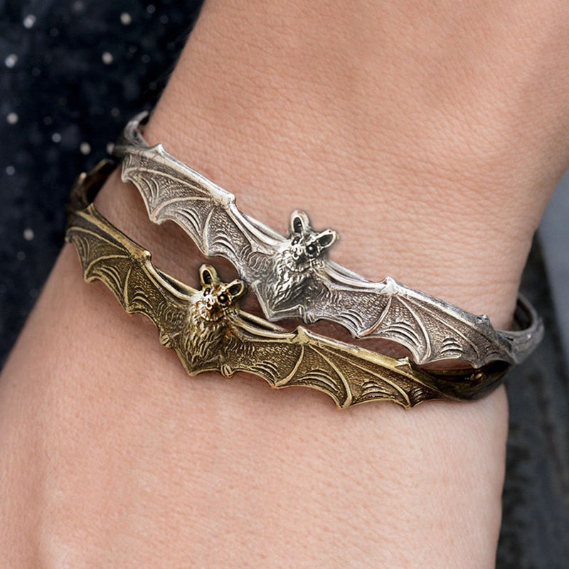 Punk-Inspired Bat Bracelet: A Fashionable Halloween Gift for Men and Women!