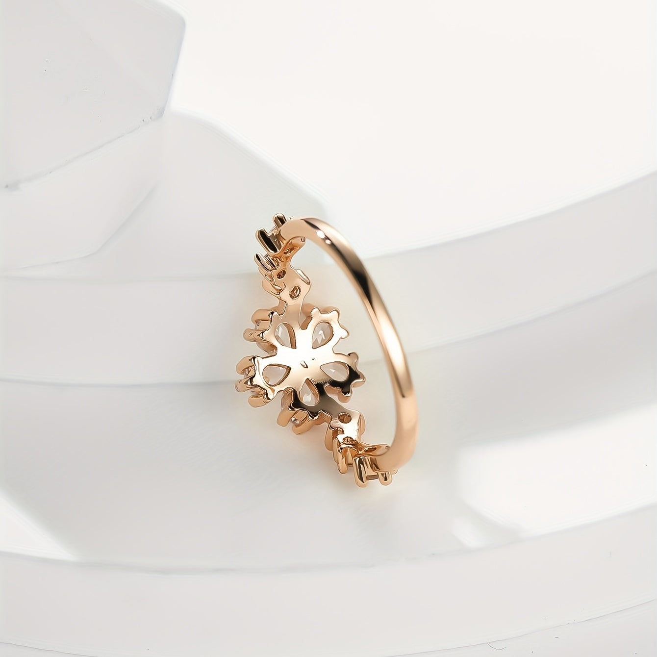 Add a Touch of Elegance with Our Inlaid Flower Shape Zircon Finger Ring - Perfect for Birthdays, Engagements and Weddings in Multiple Sizes