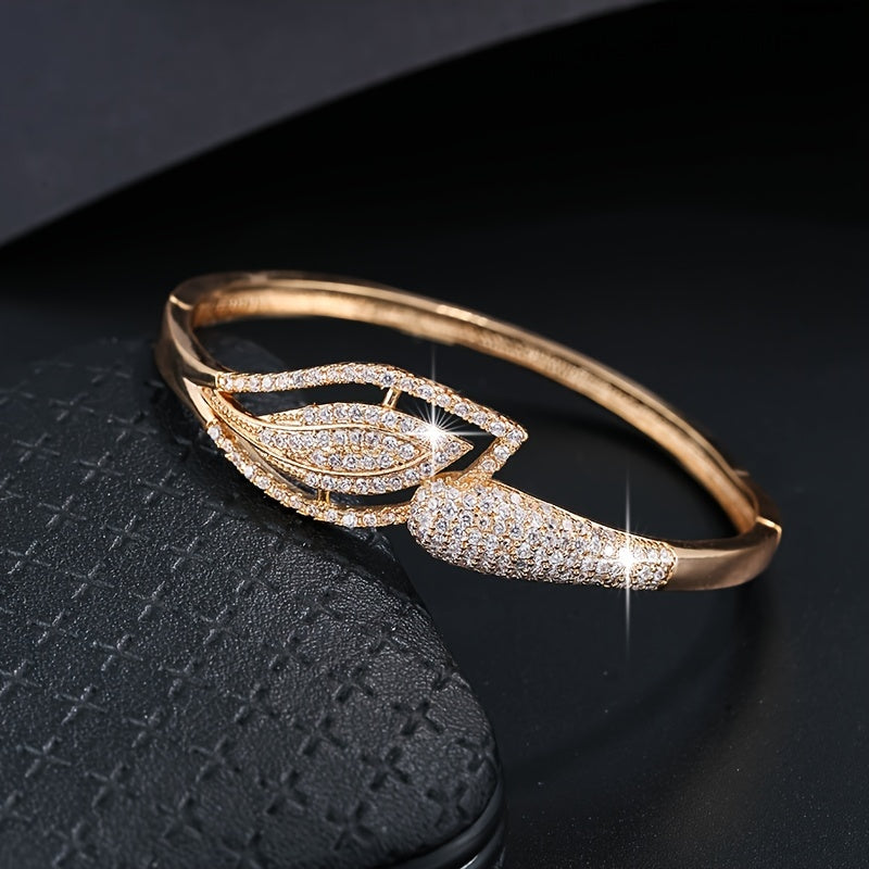 Shine Bright with our Fashion New Minimalist Zircon Bracelet, Inlaid with Zircon and 18K Gold Plated for a Holiday Style