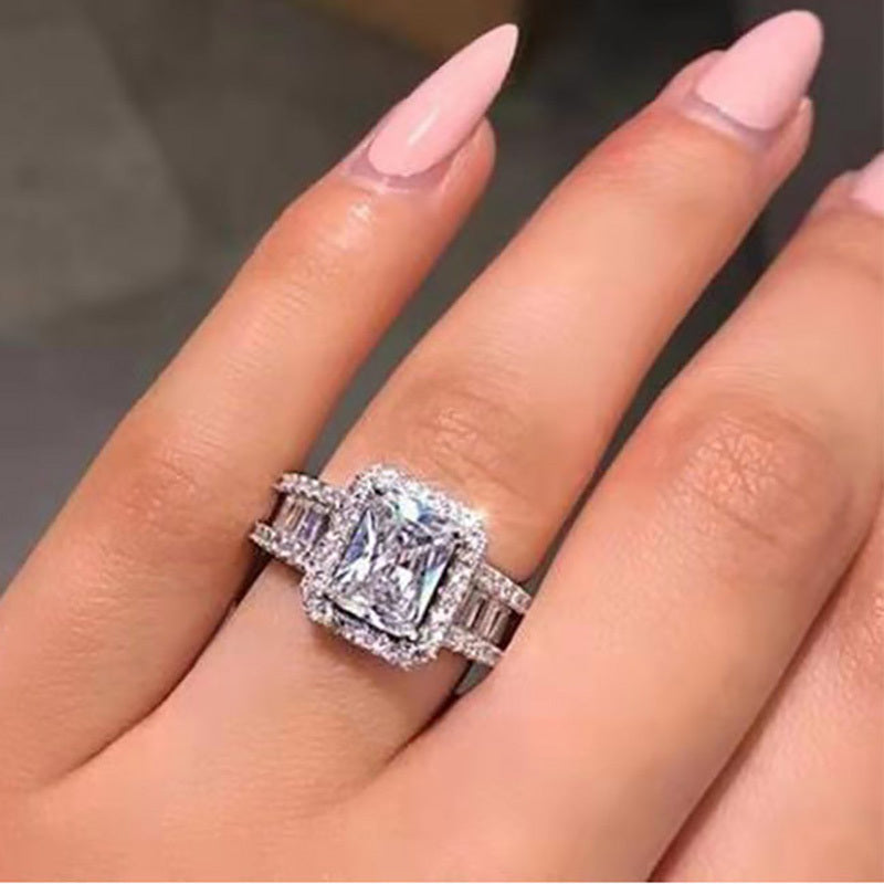 Make Her Feel Like a Princess with Our Luxury Sparkly Princess Cut Zircon Halo Ring - Perfect for Engagement, Wedding and Romantic Occasions - Exquisite Women's Jewelry Gift