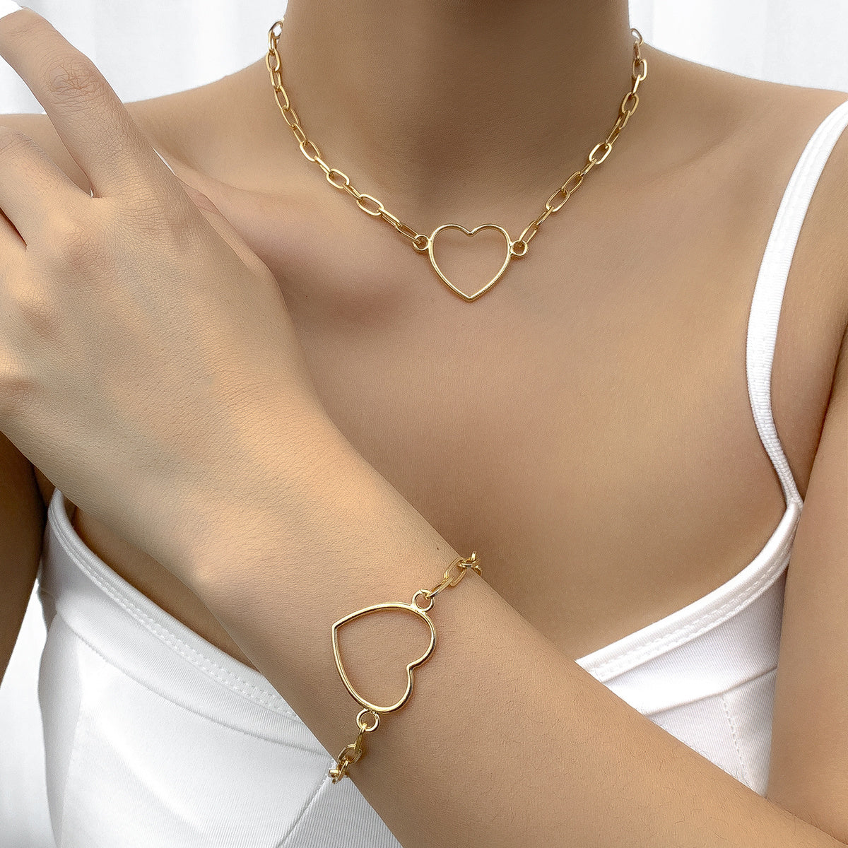 Gorgeous Heart-Shaped Hollow Chain - A Stylish Accessory for Your Neck!