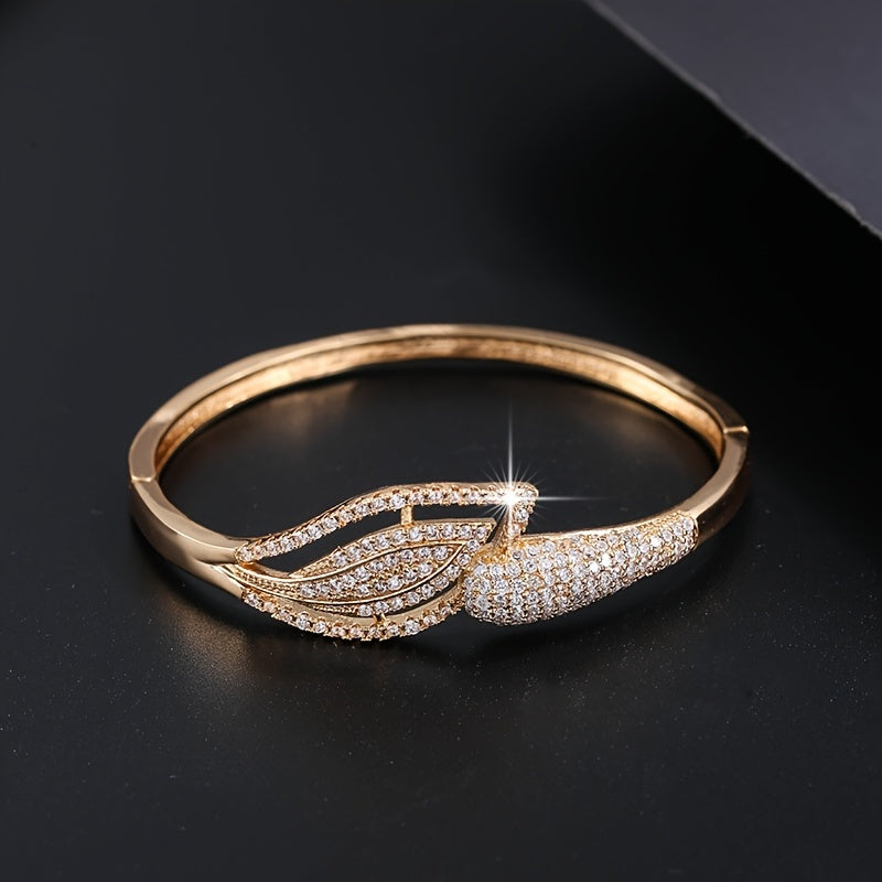 Shine Bright with our Fashion New Minimalist Zircon Bracelet, Inlaid with Zircon and 18K Gold Plated for a Holiday Style