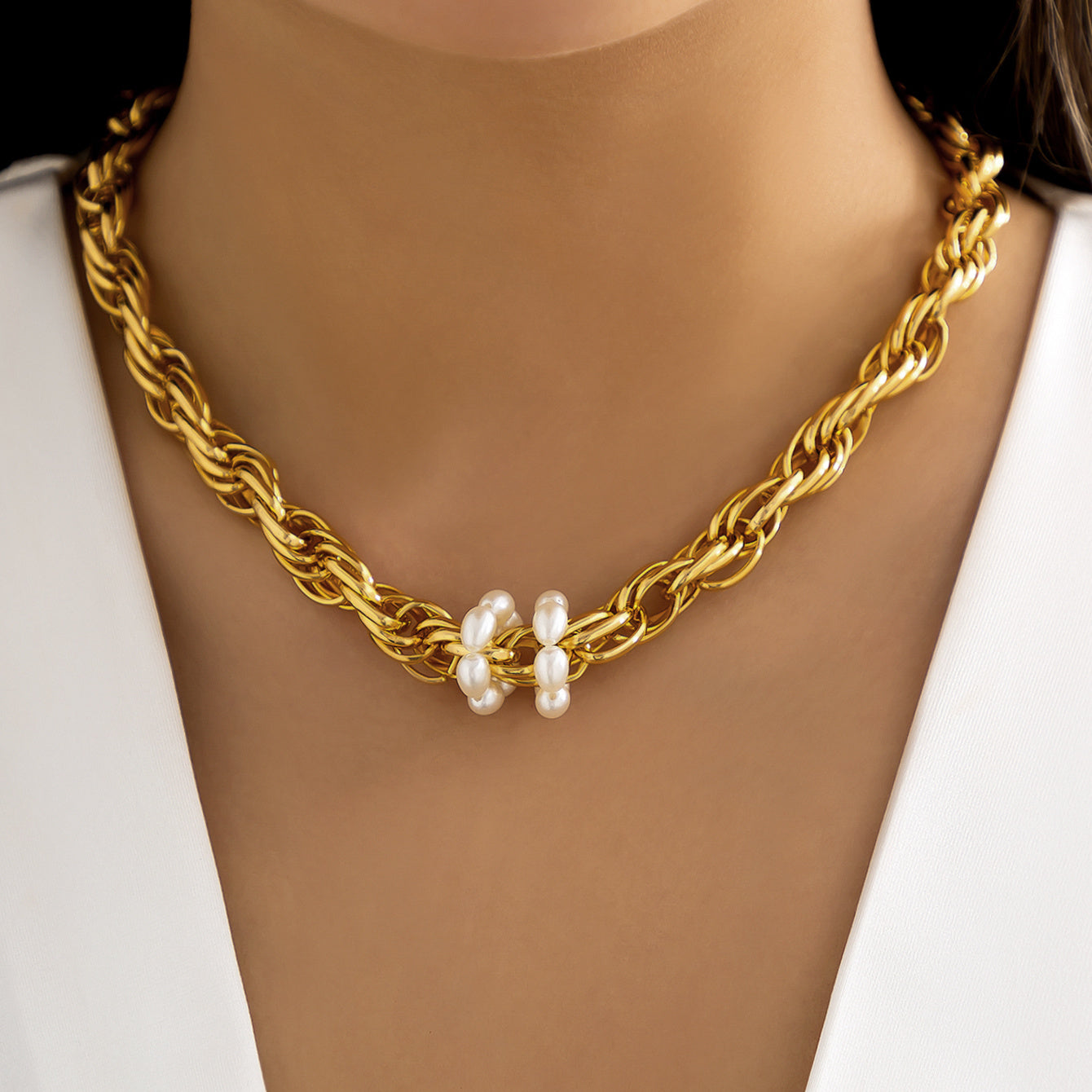 Vintage Faux Pearl Decoration Hollow Chain Charm Necklace: Add a Stylish Touch to Your Outfit with this Hip-Hop Jewelry for Women