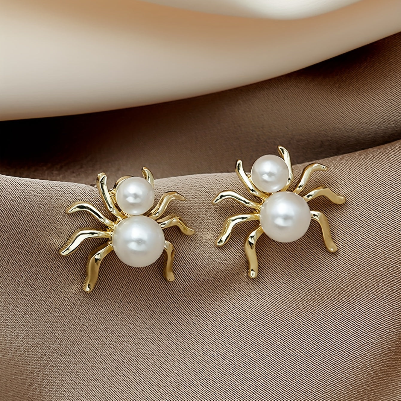 Personality Retro Creative 3D Spider Stud Earrings Inlaid Faux Pearl Ear Jewelry