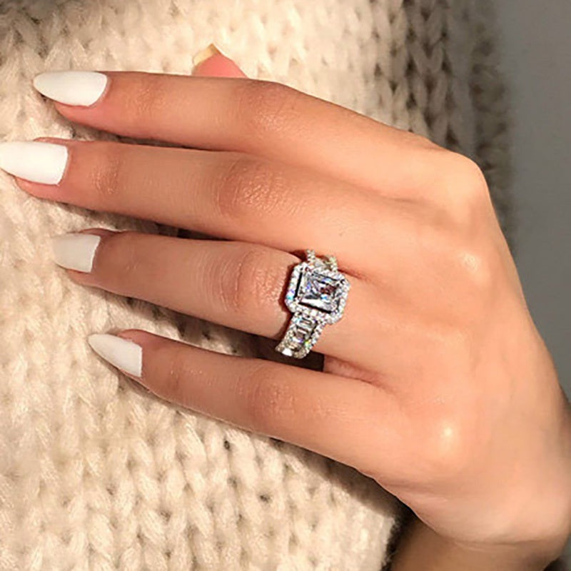 Make Her Feel Like a Princess with Our Luxury Sparkly Princess Cut Zircon Halo Ring - Perfect for Engagement, Wedding and Romantic Occasions - Exquisite Women's Jewelry Gift