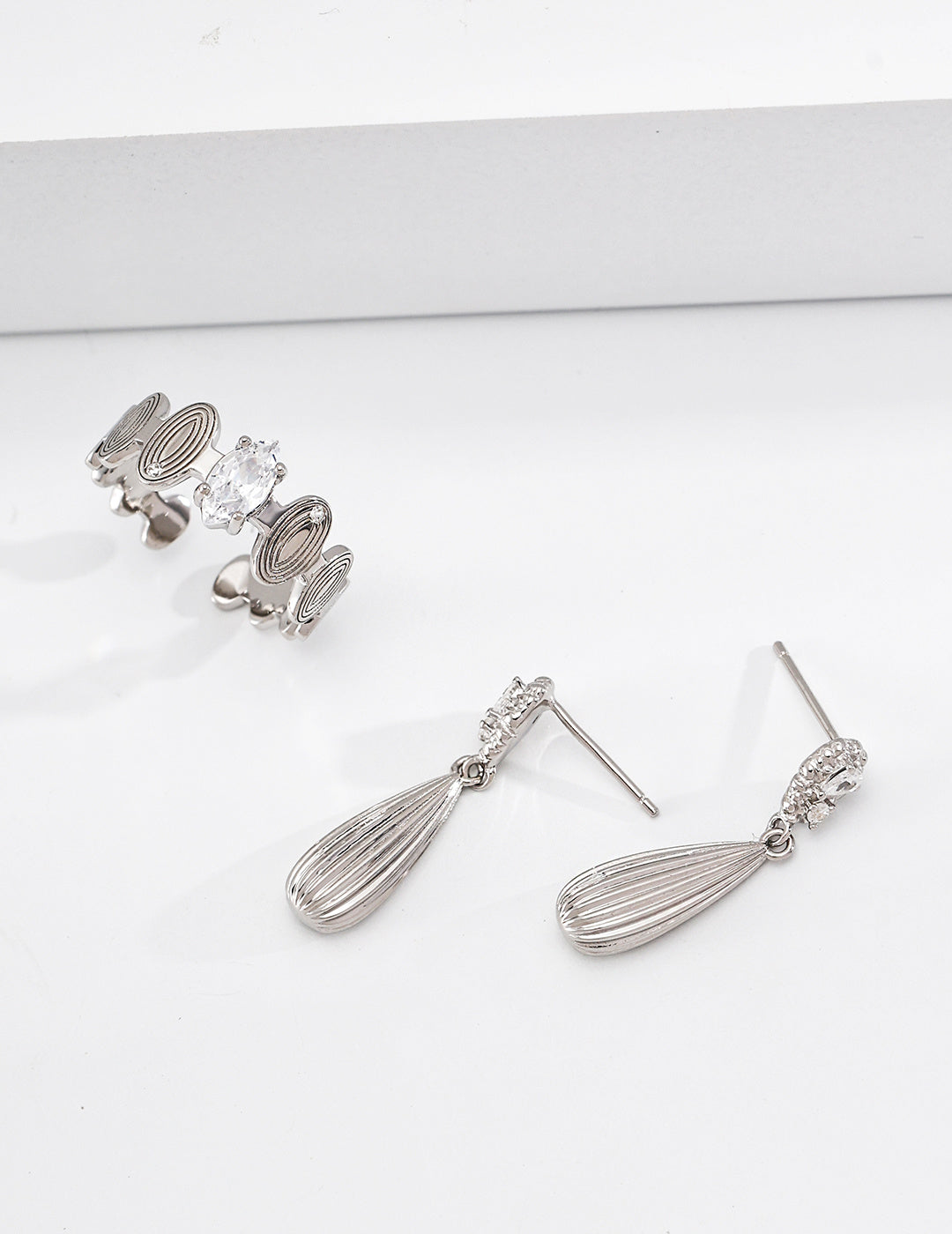 S925 Silver Vintage Ribbed Teardrop CZ Drop Earrings LOJ24