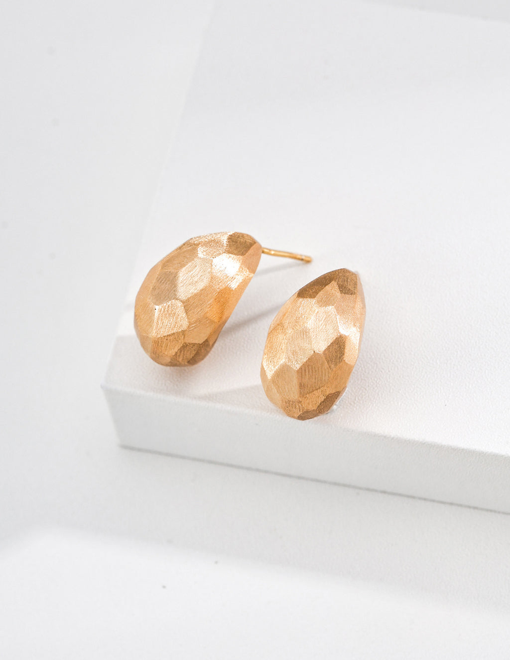 S925 Silver Faceted Teardrop Stud Earrings with Hand-Filed Texture LOJ79