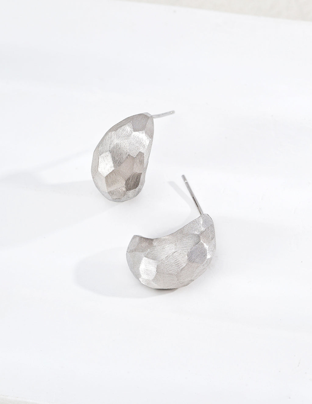 S925 Silver Faceted Teardrop Stud Earrings with Hand-Filed Texture LOJ79