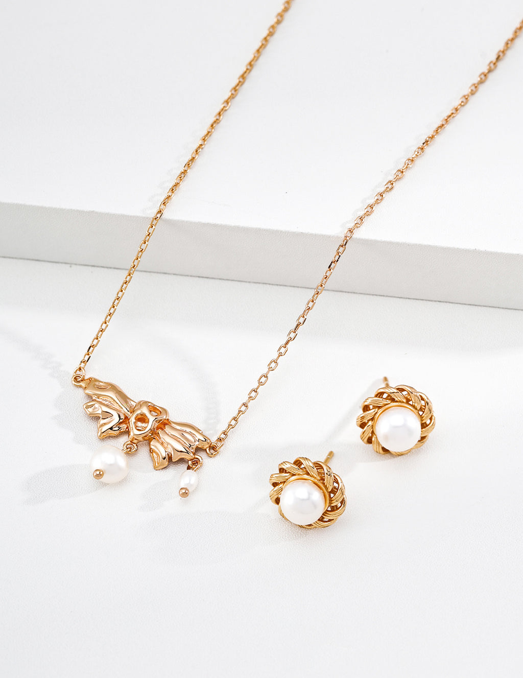 S925 Silver Vintage Gold Sculptural Bow & Natural Pearl Drop Necklace LOJ102