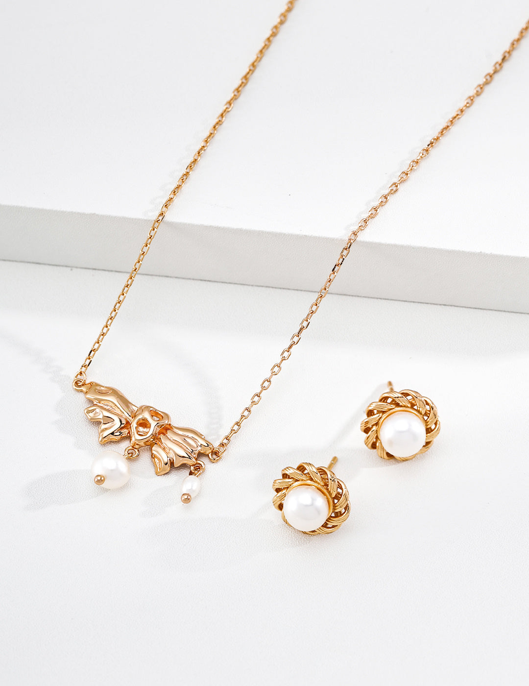 S925 Silver Vintage Gold Sculptural Bow & Natural Pearl Drop Necklace LOJ102