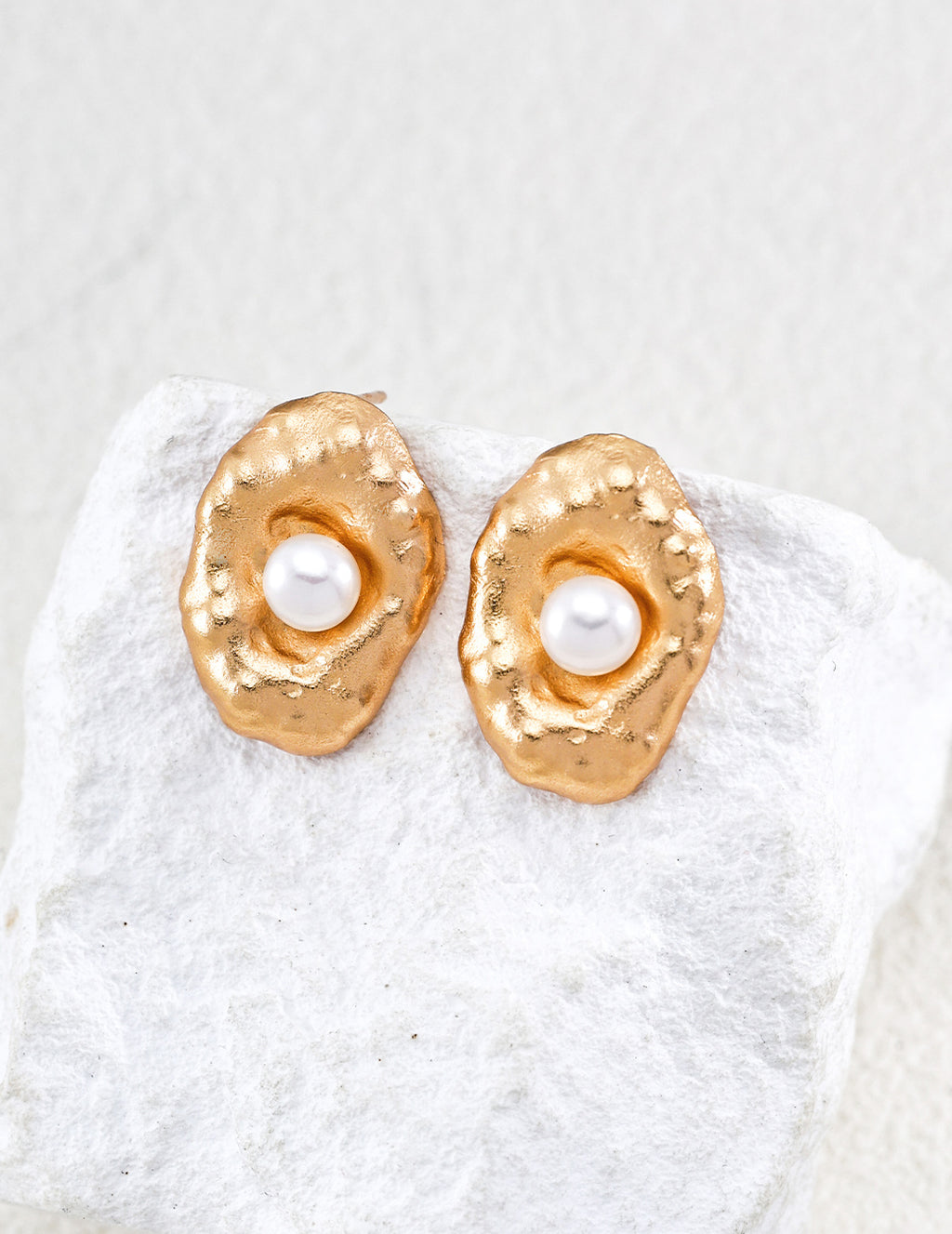 S925 Silver Handcrafted Forged Natural Pearl Stud Earrings | Vintage Gold LOJ114