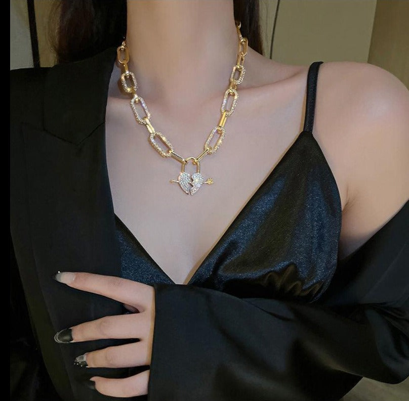 💖18K Gold Clavicle Necklace Diamond Broken Heart Pendant with Arrow 